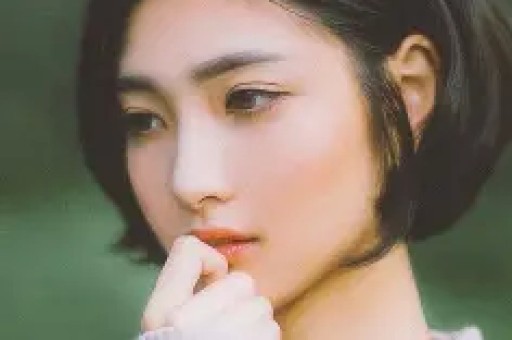 33岁男星刚红就塌房！深夜牵手小3岁女星回家过夜女方有男友