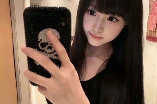 娱乐大瓜：白人男子小红书寻人惊现宋祖儿亲密合照疑似情侣？